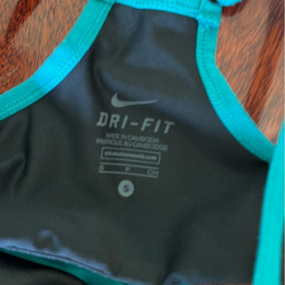 Nike dri fit Women's Blue workout Top with built in bra - Picture 3 of 5